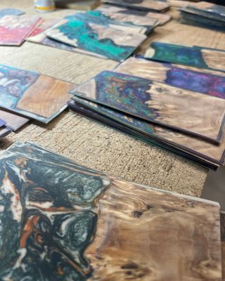 Proč je každý náš pryskyřicový kryt originál? ✨ V naší dílně nejedeme podle žádných šablon. Využíváme přirozenou strukturu...