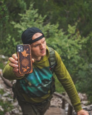 Kryt Dobrodruh 🌍✨ Pro ty, co se neztratí. Ani ve světě, ani sami v sobě. #drevakov #drevenekryty #krytynatelefon #woodcase...