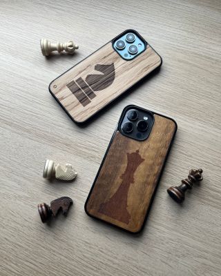 Šach mat v dřevěném stylu. ♟️ Na kryt Ti umíme vygravírovat opravdu cokoliv – od šachové figurky až po tvůj vlastní motiv....